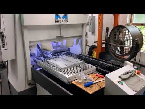 “High-performance CNC milling machine with automatic pallet changer – 2015 model”